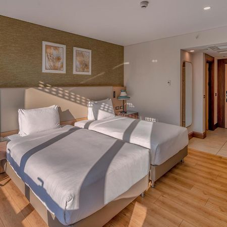 Doubletree By Hilton Antalya City Centre Bagian luar foto A room at the hotel