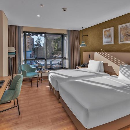 Doubletree By Hilton Antalya City Centre Bagian luar foto A room at the hotel