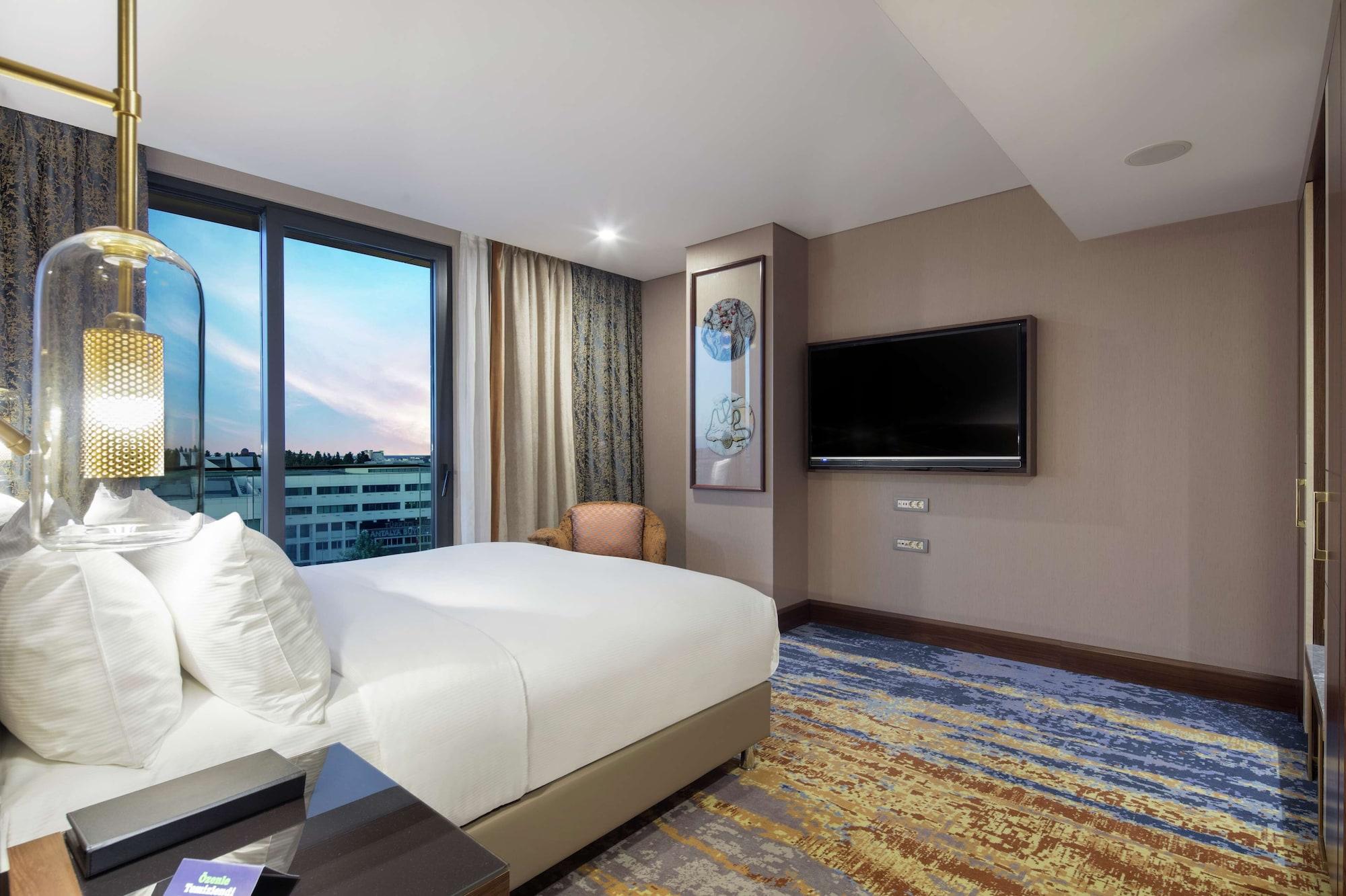 Doubletree By Hilton Antalya City Centre Bagian luar foto A bedroom at the hotel
