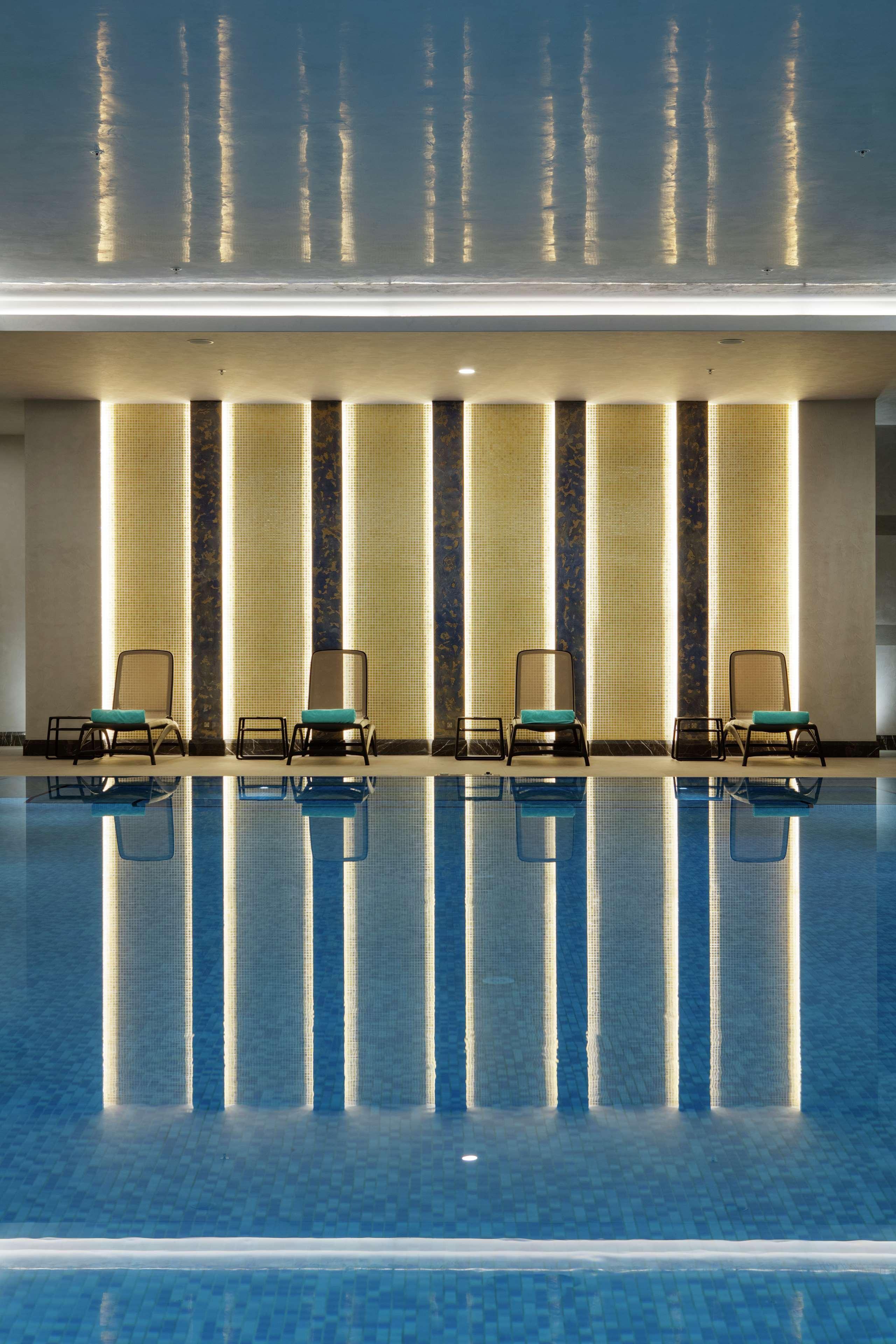 Doubletree By Hilton Antalya City Centre Bagian luar foto The swimming pool at the hotel