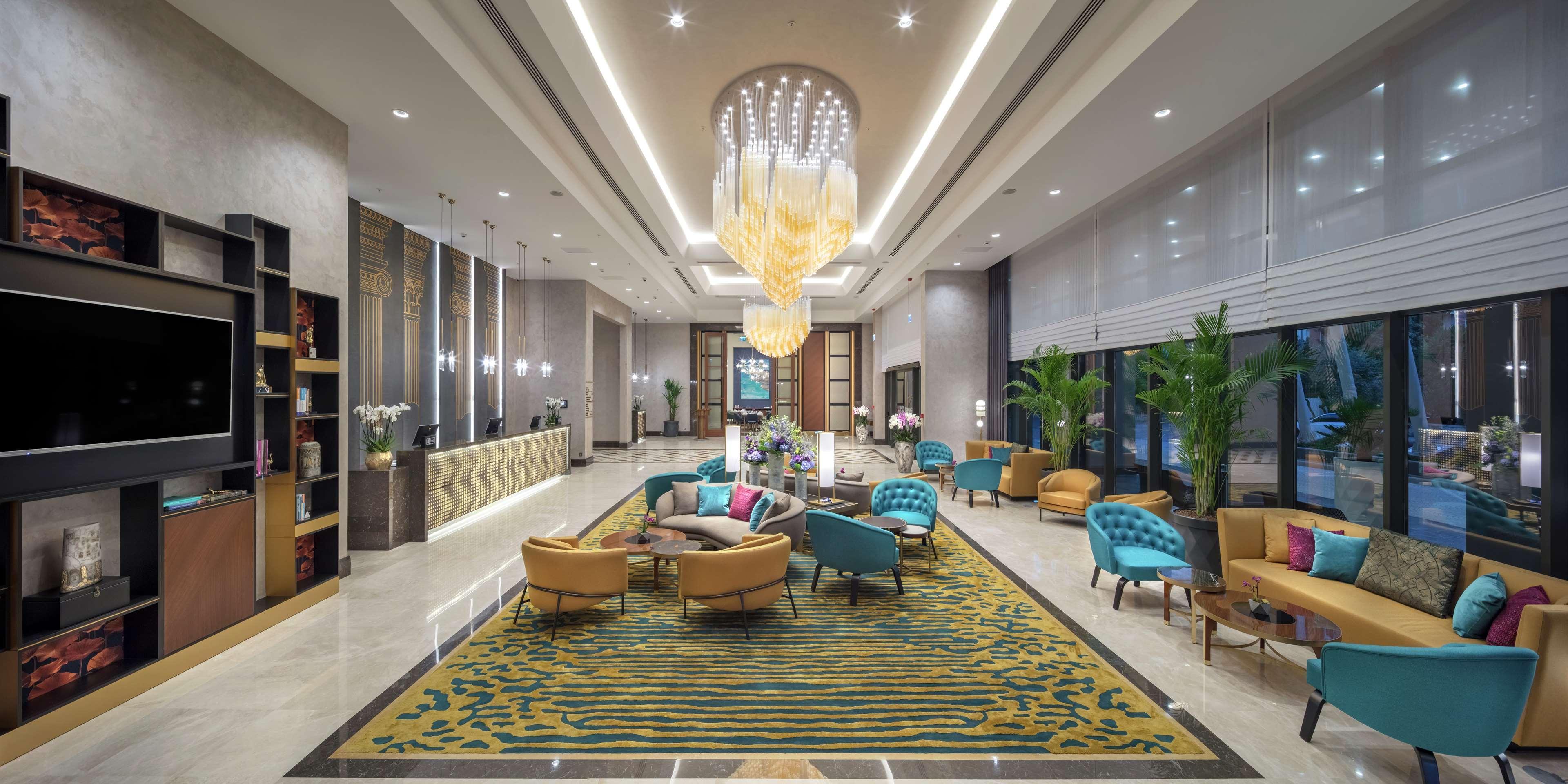 Doubletree By Hilton Antalya City Centre Bagian luar foto Lobby