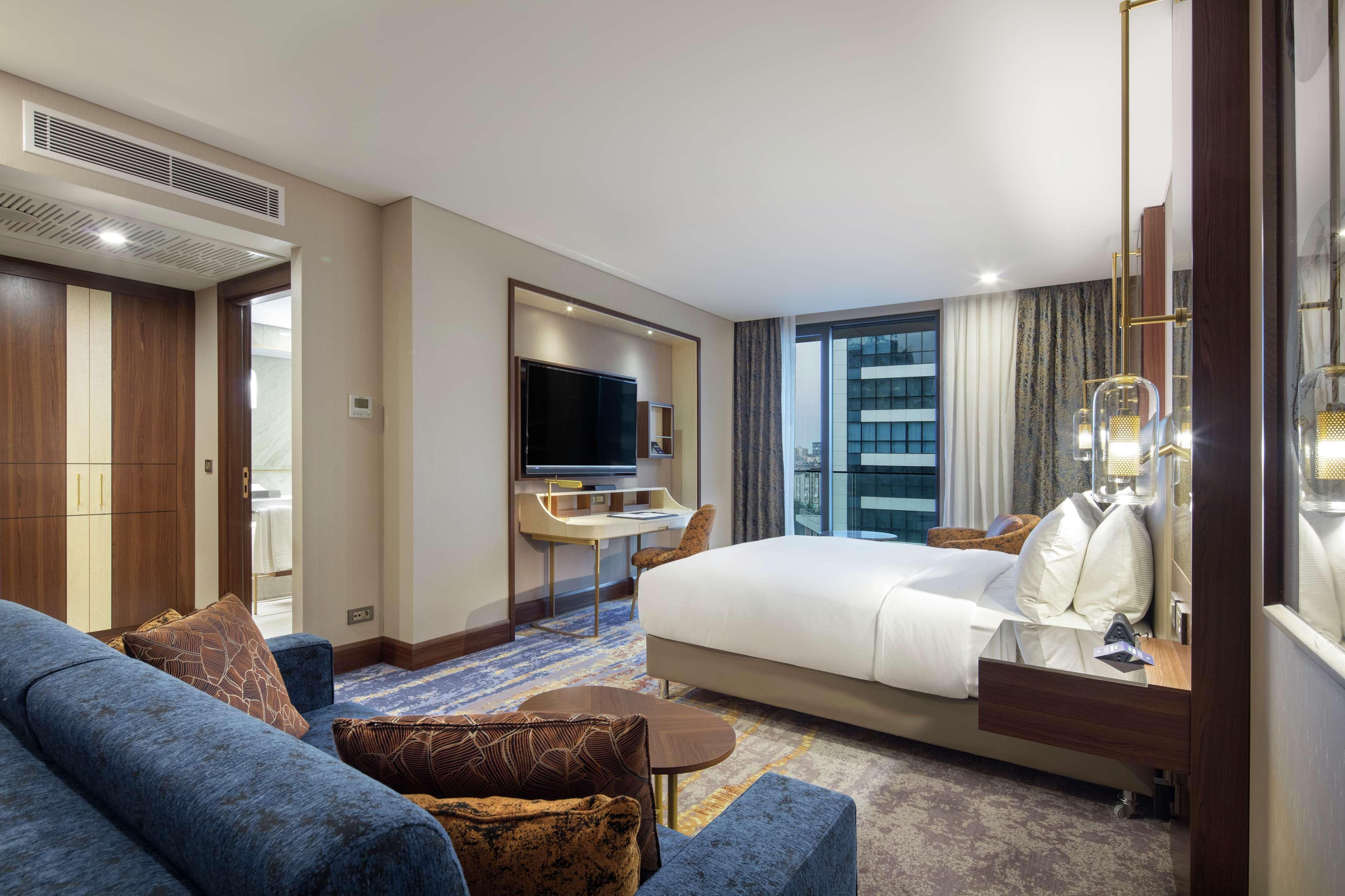 Doubletree By Hilton Antalya City Centre Bagian luar foto A suite at the hotel