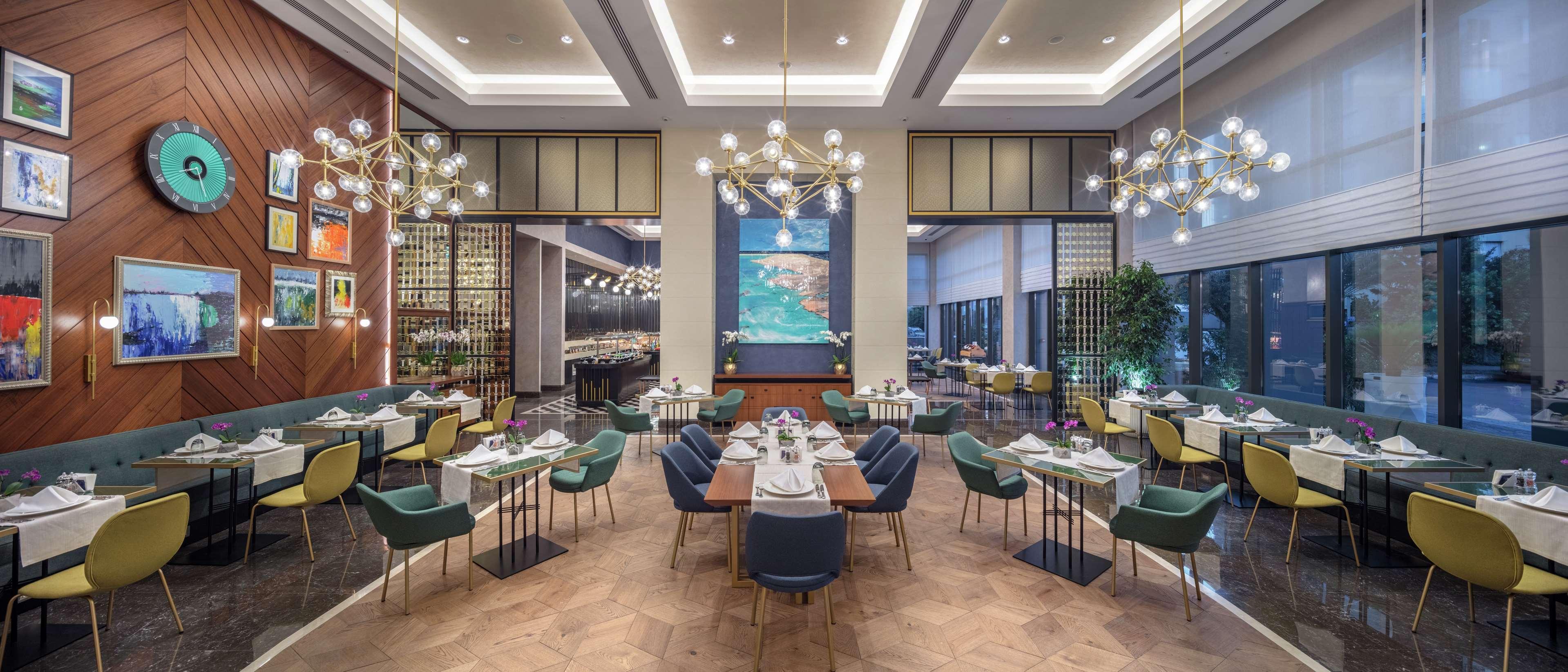 Doubletree By Hilton Antalya City Centre Bagian luar foto The restaurant