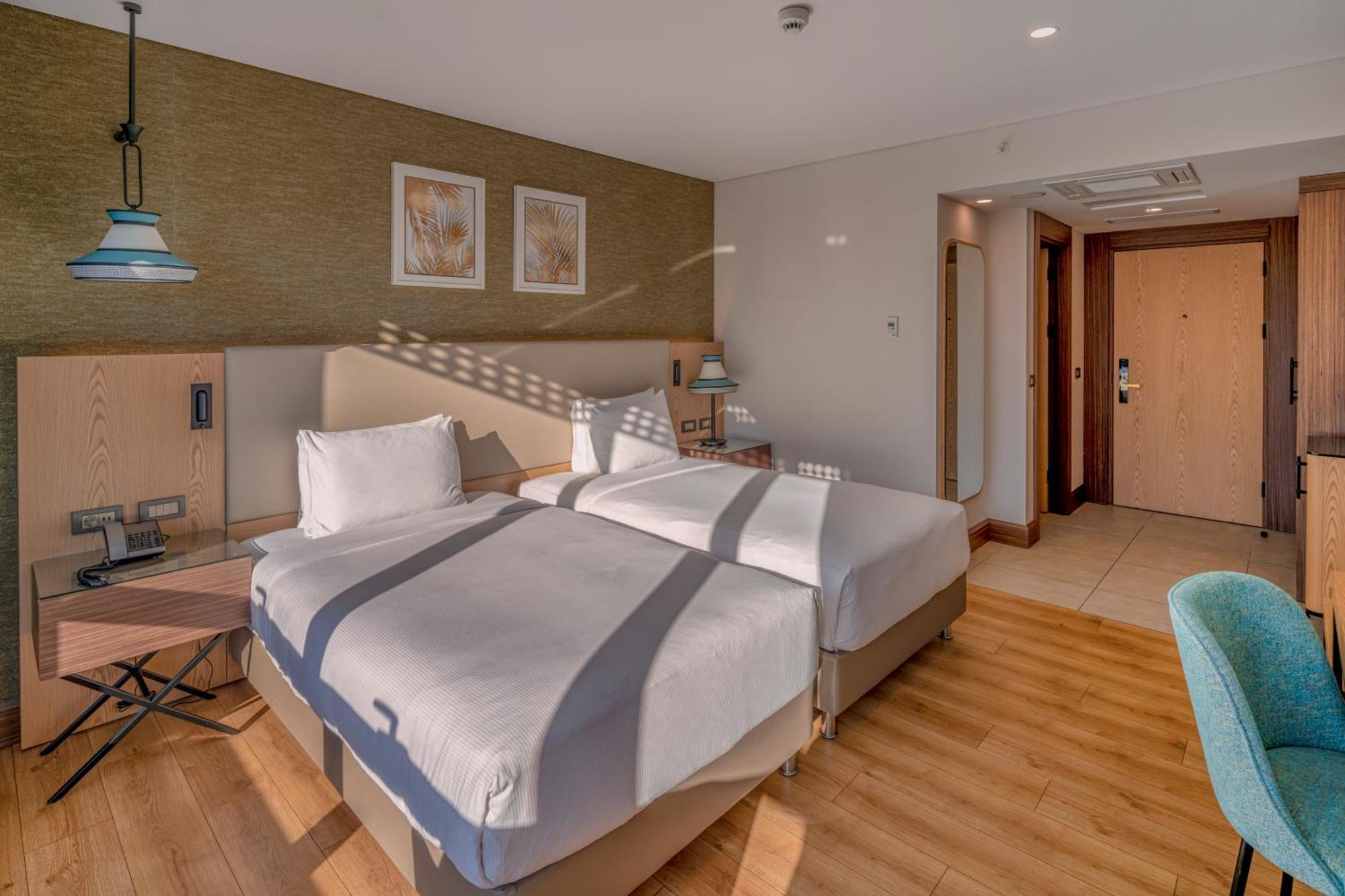 Doubletree By Hilton Antalya City Centre Bagian luar foto A room at the hotel