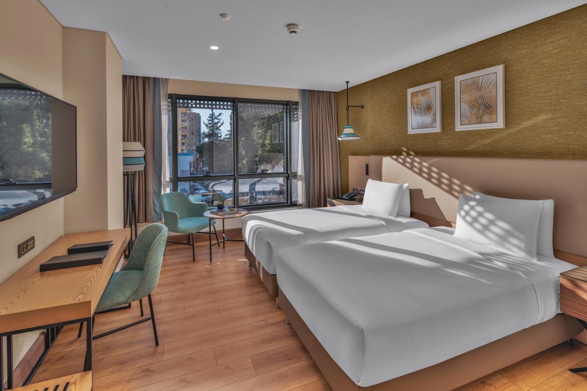 Doubletree By Hilton Antalya City Centre Bagian luar foto A room at the hotel