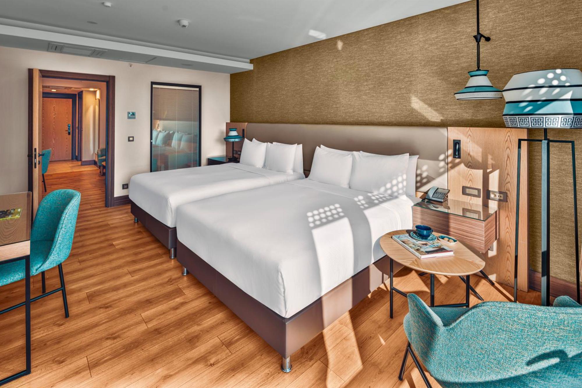 Doubletree By Hilton Antalya City Centre Bagian luar foto A room at the hotel