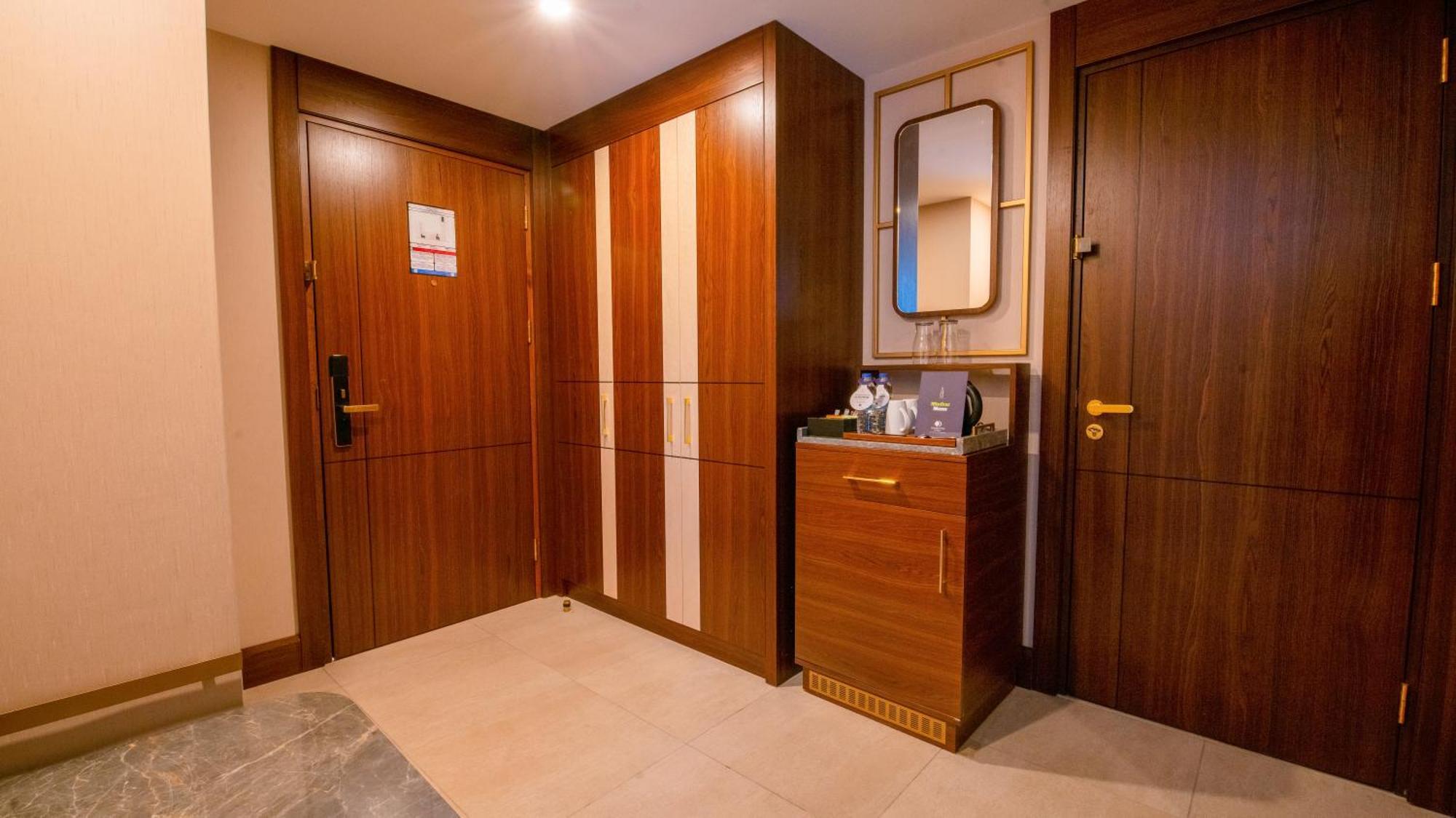 Doubletree By Hilton Antalya City Centre Bagian luar foto A guest room at the hotel