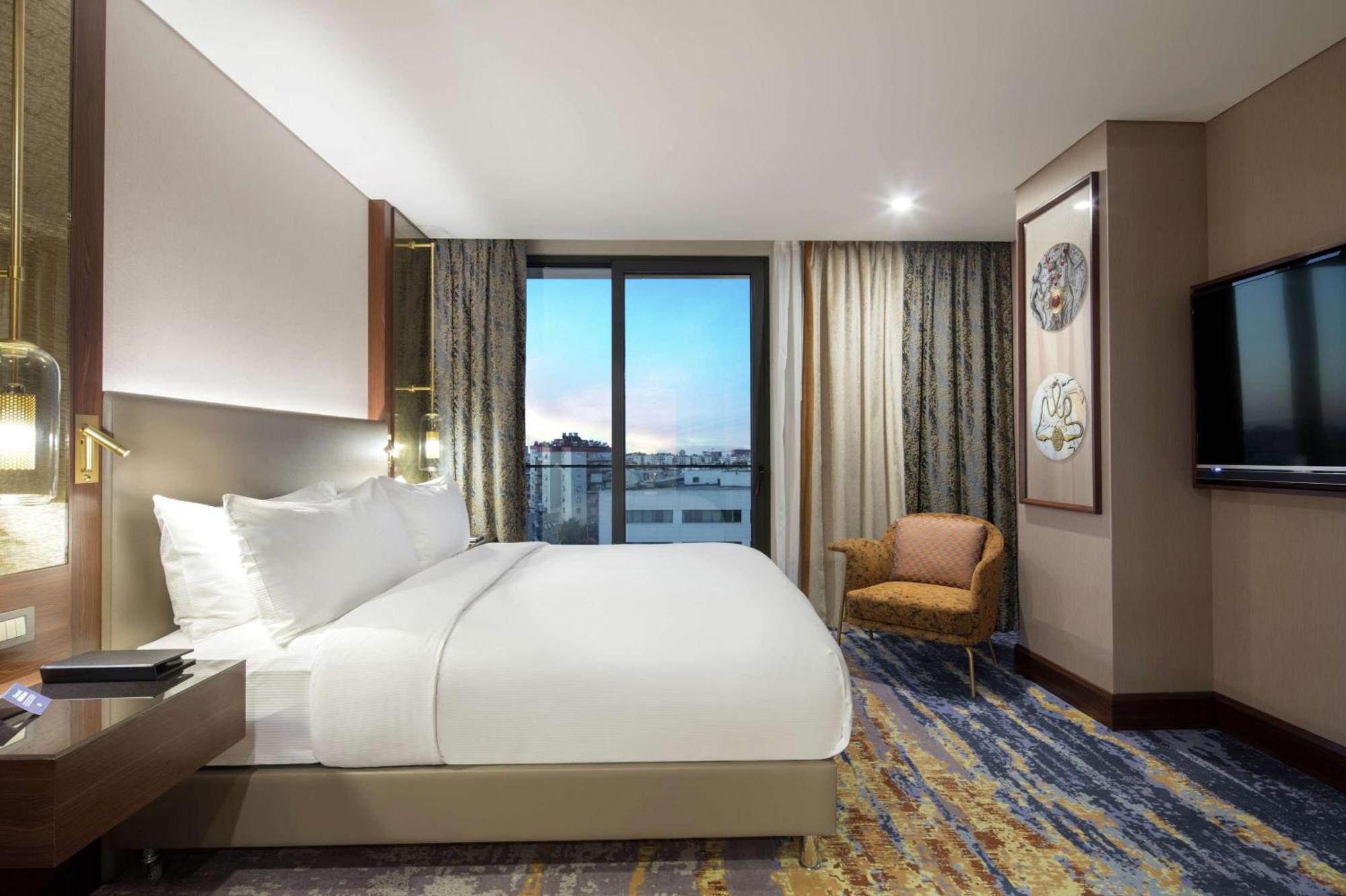Doubletree By Hilton Antalya City Centre Bagian luar foto A guest room at the hotel