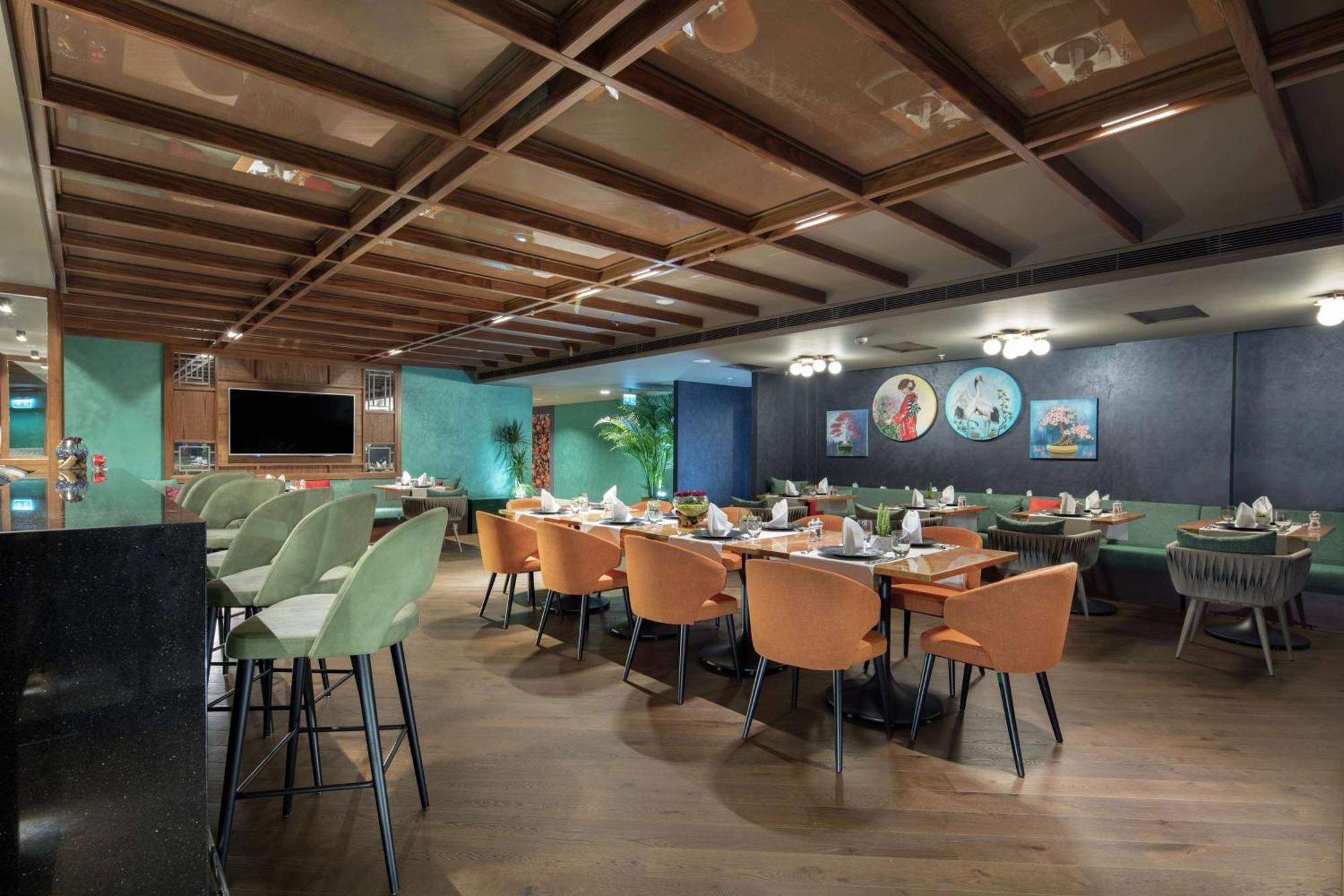 Doubletree By Hilton Antalya City Centre Bagian luar foto The interior of the restaurant