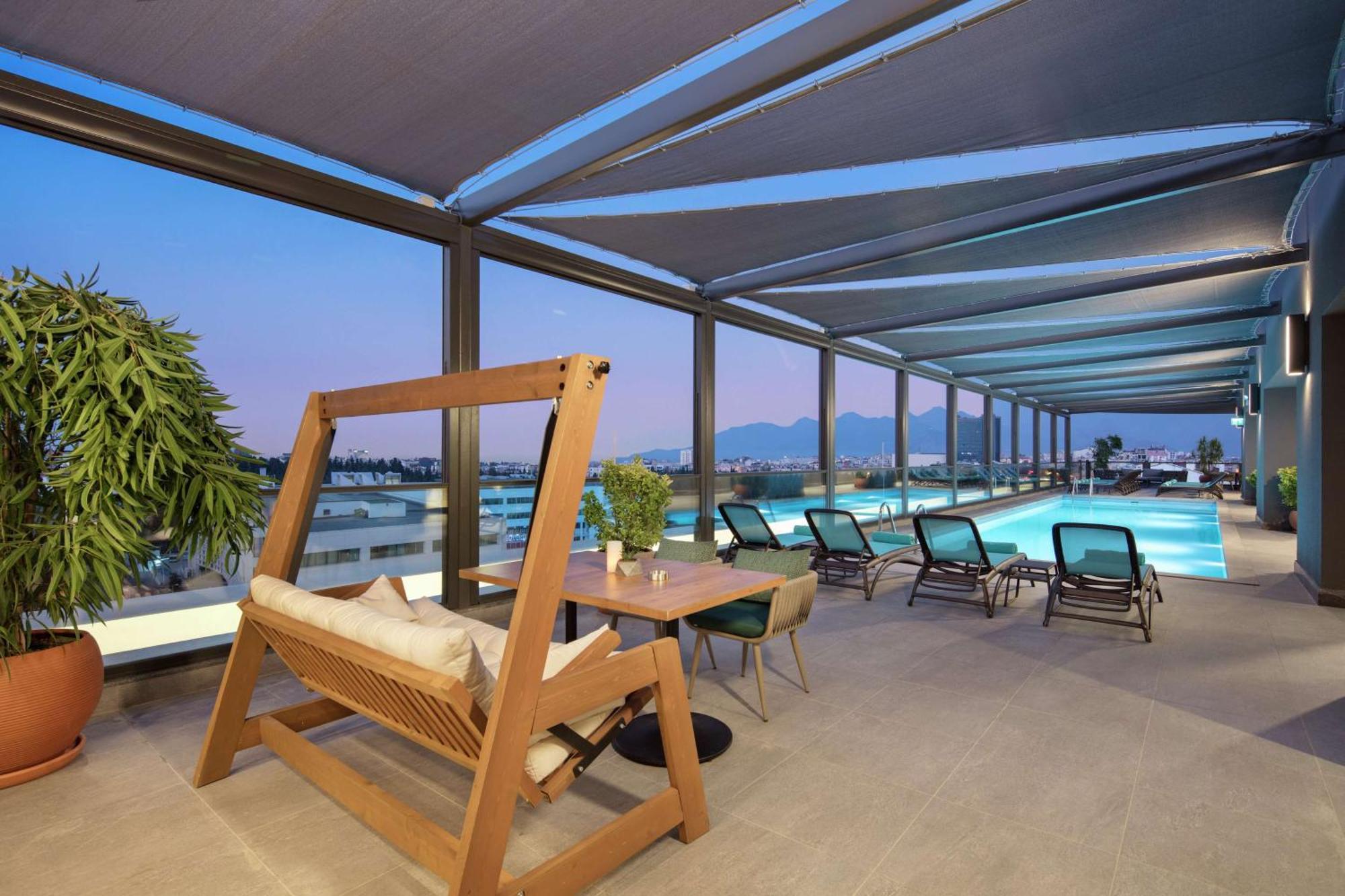 Doubletree By Hilton Antalya City Centre Bagian luar foto The hotel's rooftop pool
