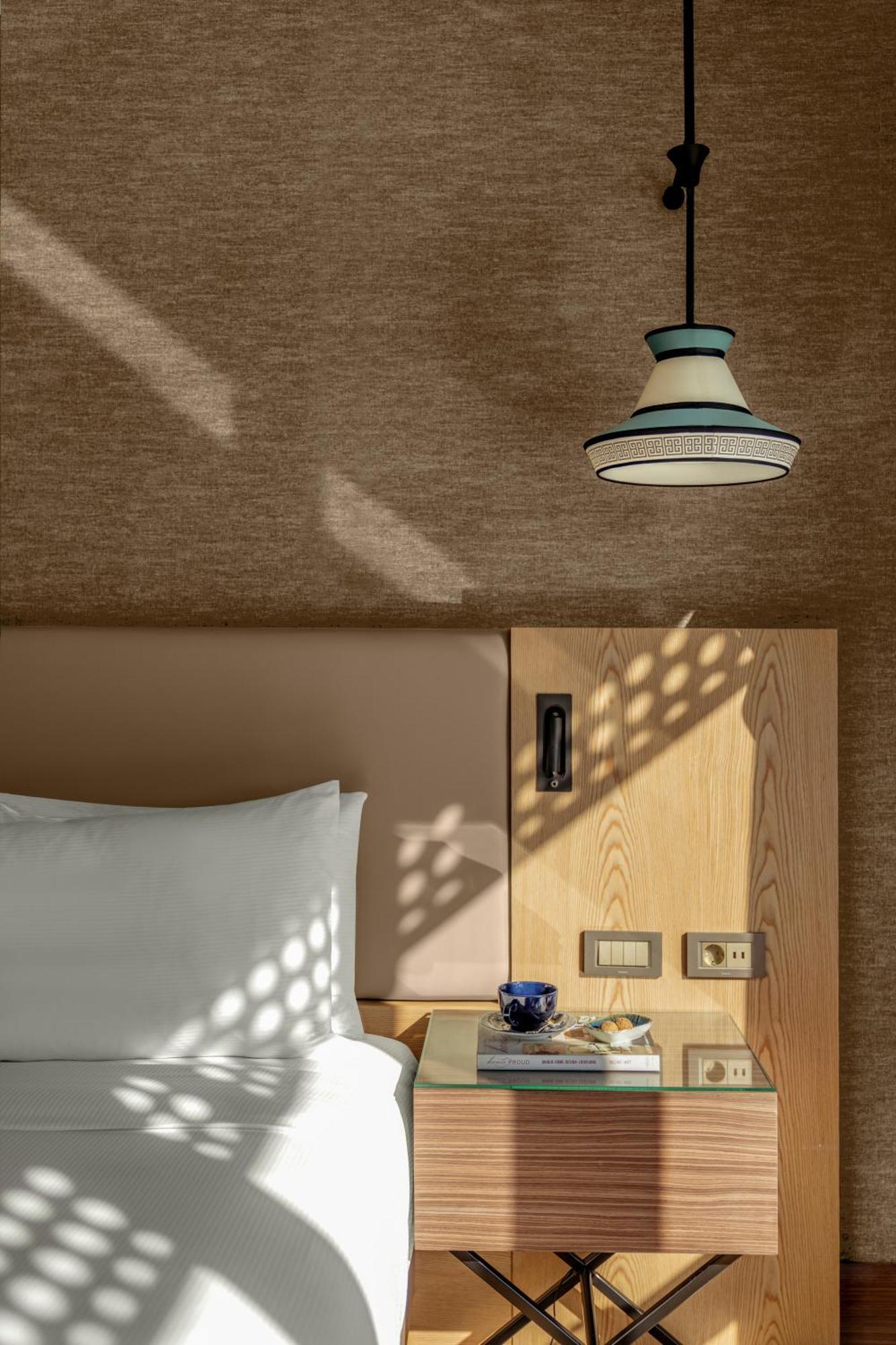 Doubletree By Hilton Antalya City Centre Bagian luar foto A ceiling light